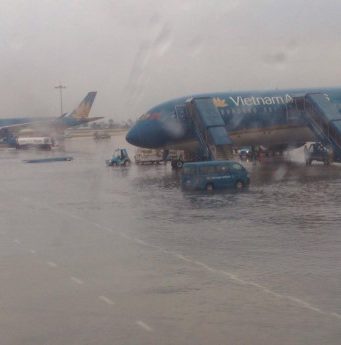 Người Sài Gòn dính cơn mưa rất to hiếm gặp, xe máy ‘chết ngộp’ khắp nơi