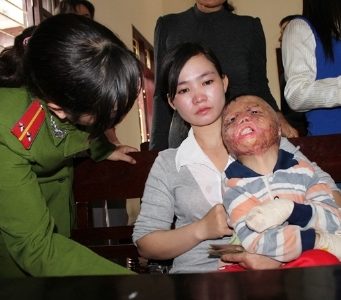 Con bị cha đốt, mẹ bị thẩm phán gạ tình