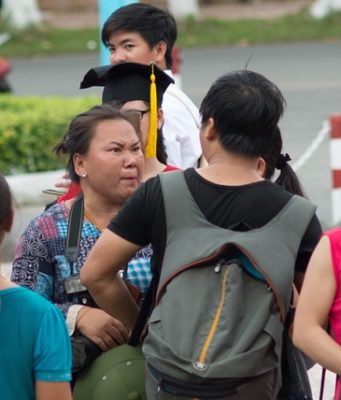 Thợ ảnh đuổi đánh, hành hung, đập điện thoại của sinh viên, “cấm” tự chụp ở lễ tốt nghiệp ĐH Cần Thơ!