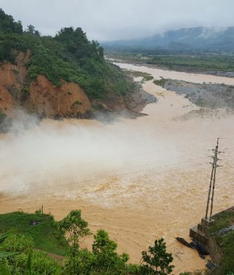 Thủy điện xả lũ nhấn chìm nhà dân, chủ tịch huyện nóng mặt