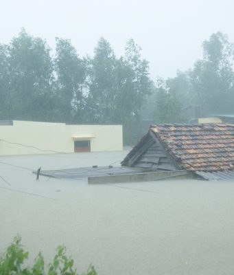 Lụt ngập nóc nhà ở Quảng Bình