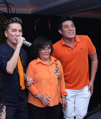 Lộ loạt ảnh hiếm hoi Đàm Vĩnh Hưng thân mật bên mẹ