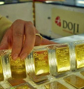 Giá vàng hôm nay 19/1: Chưa hết nóng, lên đỉnh vẫn nơm nớp rủi ro