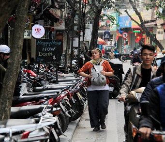 Mục kích những vỉa hè bị ‘đánh cắp’ ở Hà thành