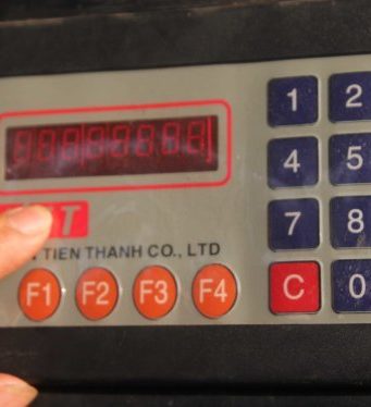 Đi đổ xăng thấy nhân viên bấm nút này trên trụ bơm thì hãy quay đầu xe đi ngay